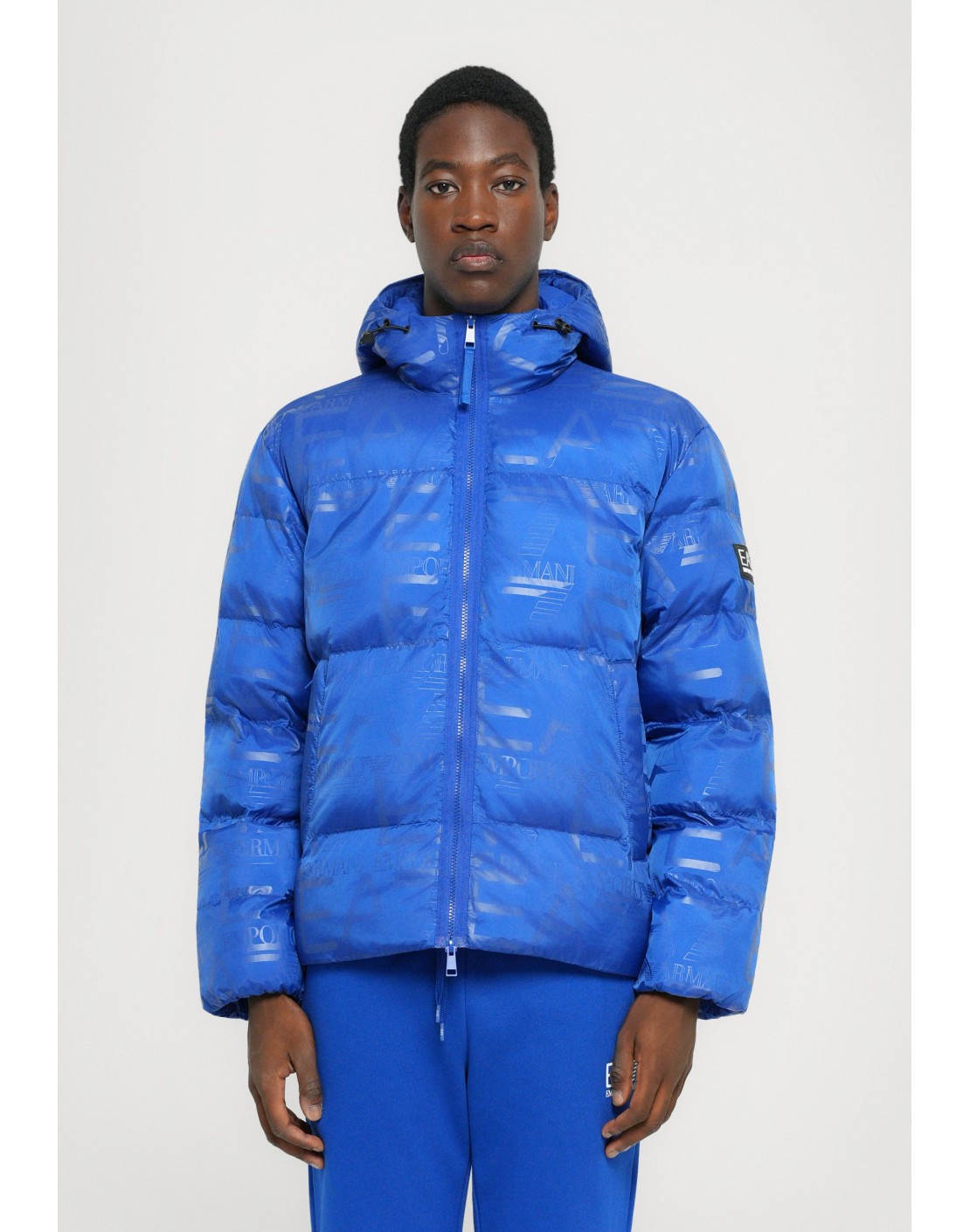 Emporio Armani Chaqueta acolchada  con capucha y logotipo integral estampado