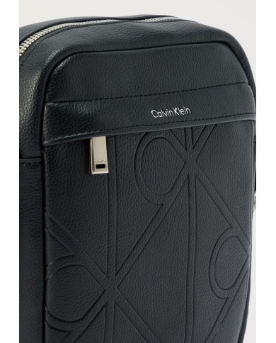 Calvin Klein Bandolera Emblem AOP Emboss Reporter