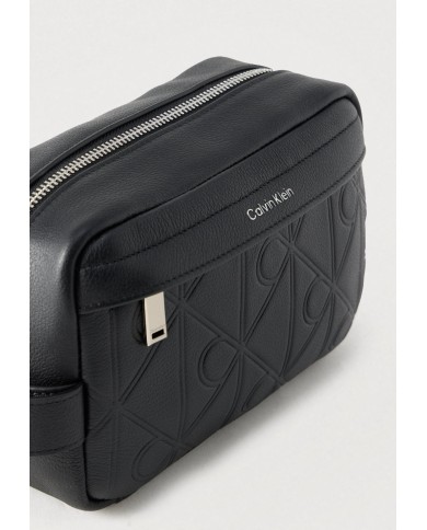 Calvin Klein Bolso XL Emblem AOP Embos Dop Kit