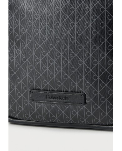 Calvin Klein Bandolera Emblem AOP Coated Slim Reporter