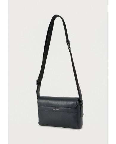 Calvin Klein Bolso Emblem HW Small Flap Messenger