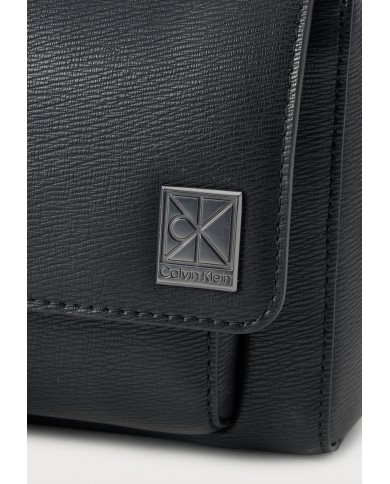 Calvin Klein Bolso Emblem HW Small Flap Messenger