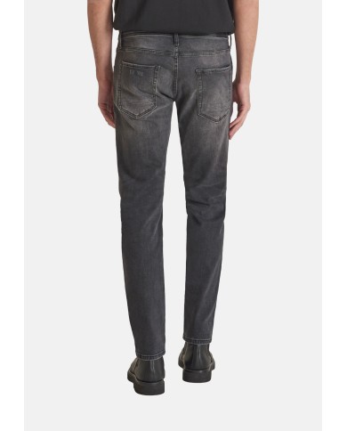 Antony Morato Pantalón Vaquero Tapered Fit “Kurt” en denim negro.